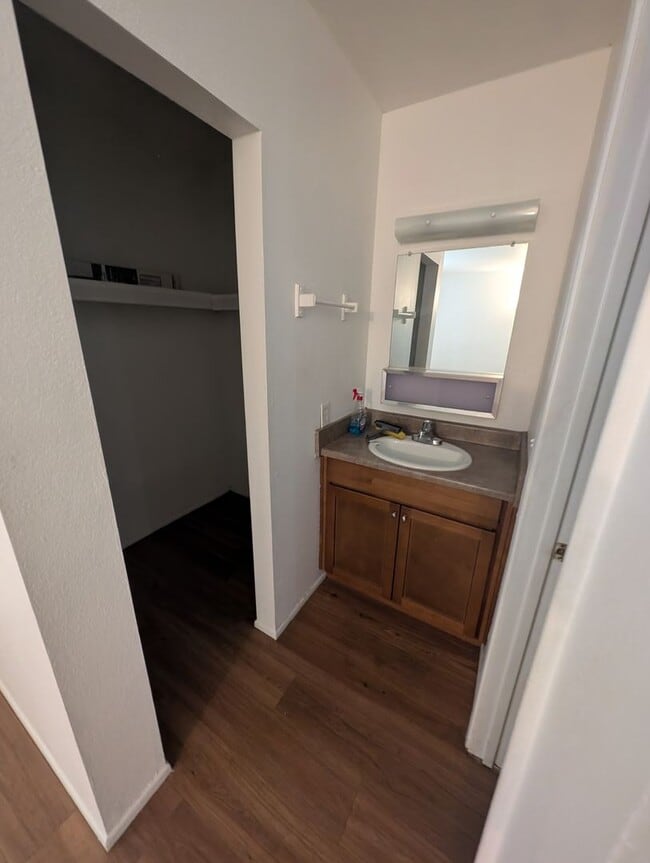 Building Photo - 4 Plex - Two Bedroom and 1 Bath Unit for Rent