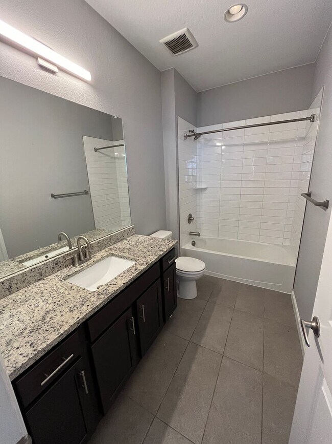 Building Photo - PRIME LOCATION IN THE HEART OF COMMERCE CI...