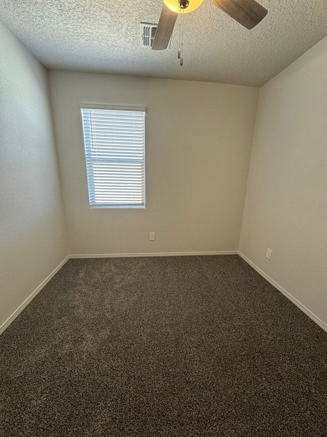 Building Photo - 4 bed 2 bath home in Huning Ranch! Newly B...