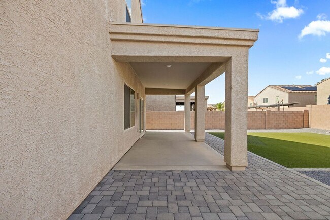 Building Photo - This very popular 2-story home floor plan ...