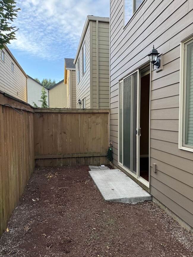 Building Photo - Beautiful 3 Bedroom House with High Ceilin...
