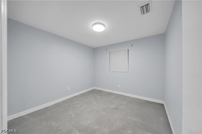 Building Photo - 77 Glenmont Dr W