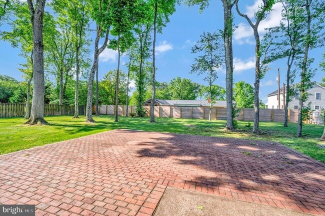 Building Photo - 1732 Beverly Dr