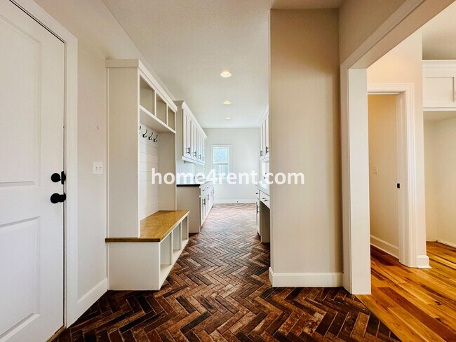 Building Photo - Exceptional Olathe Home in the Cedar Creek Subdivision w/ Wood Floors and a Finished Basment!