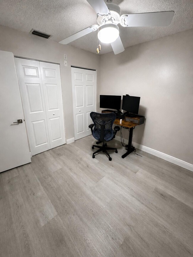 Building Photo - 4086 Palm Forest Dr S