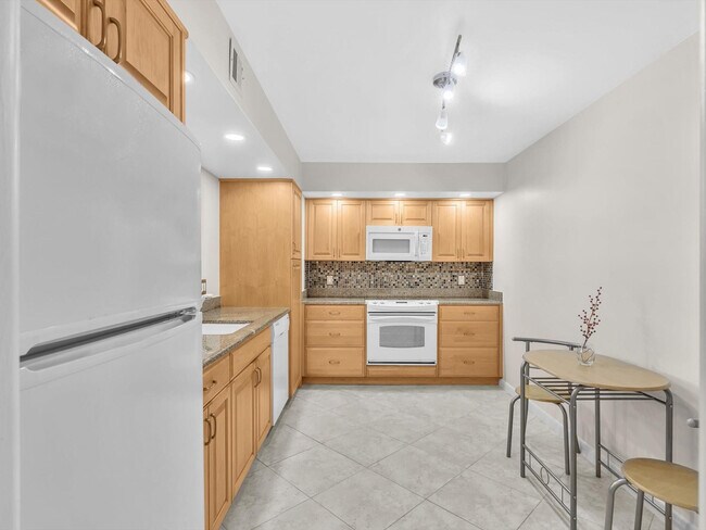 Building Photo - 1150 Hillsboro Mile