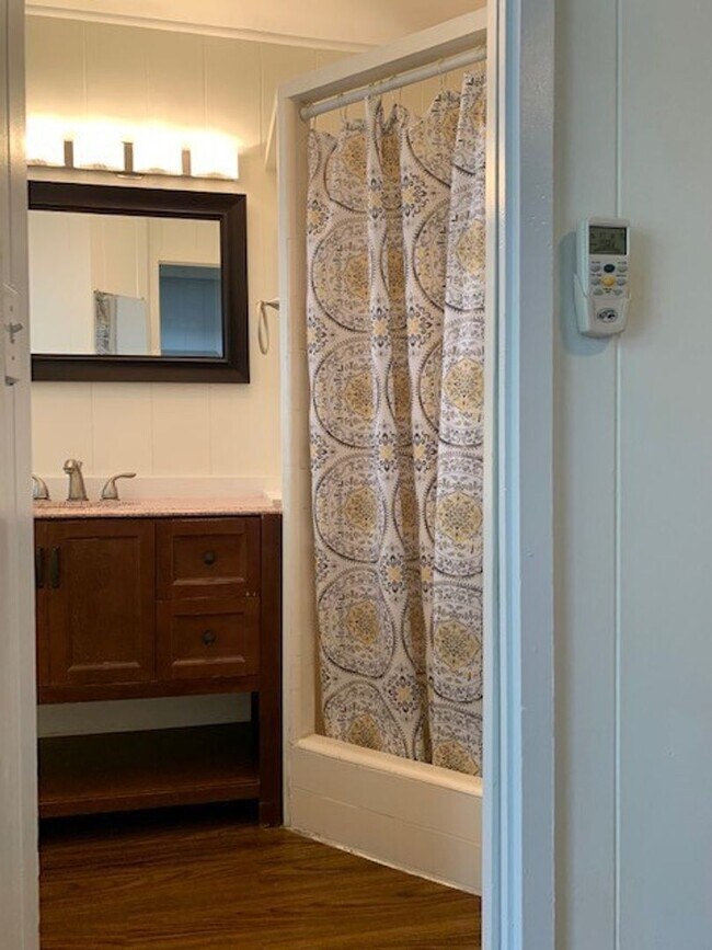 Building Photo - Waikiki Studio Unit - Electric, Water & Sewer included - Avail now!