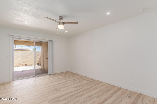 Building Photo - 10935 W Santa Fe Dr