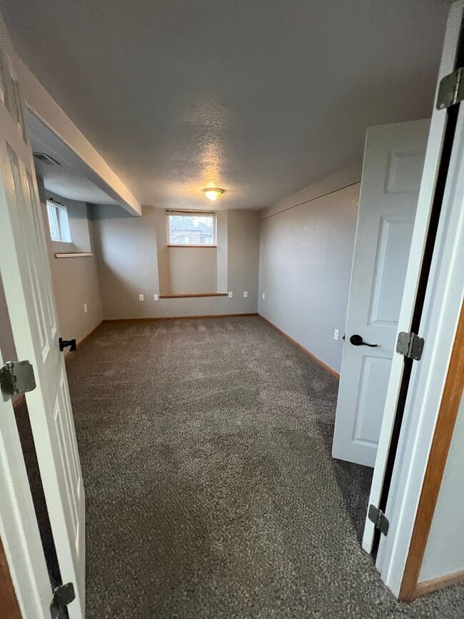 Building Photo - 5 bedroom/3 bath w/mother in law style qua...