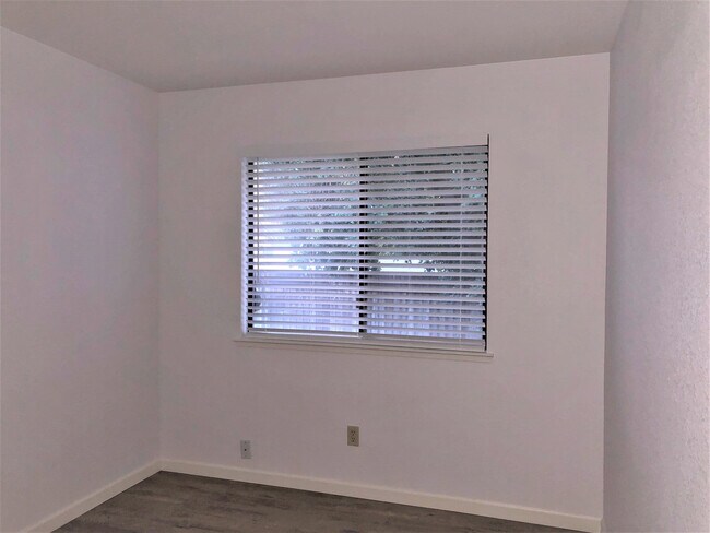 Building Photo - AVAILABLE FOR MOVE IN ON 8/1/26 -  RECENTLY RENOVATED 3 BED, 2 BATH 1 STORY ON LARGE CORNER LOT