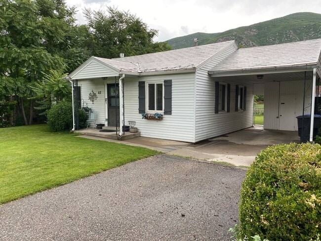 Building Photo - Beautiful Farmington Home