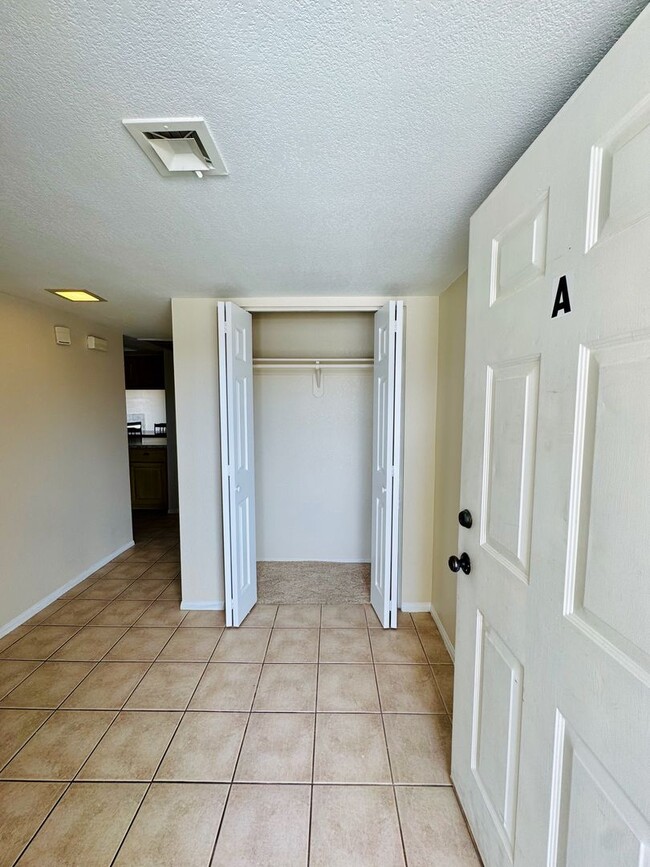 Building Photo - 3-Bedroom Condo with Spectacular Views in ...