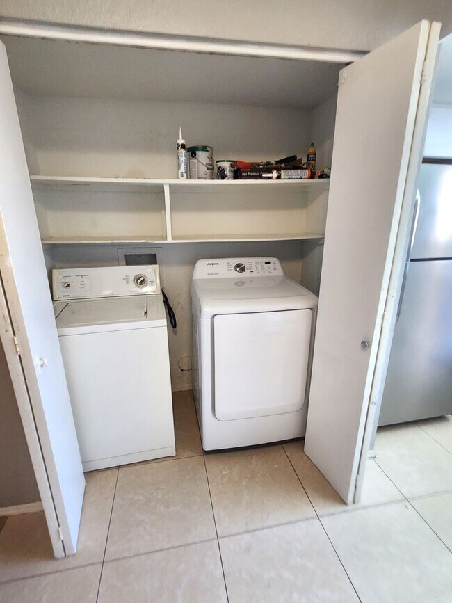 Building Photo - 2 bed 2 bath condo