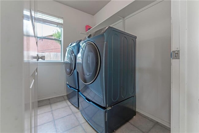 Building Photo - 2300 Natalie Cove