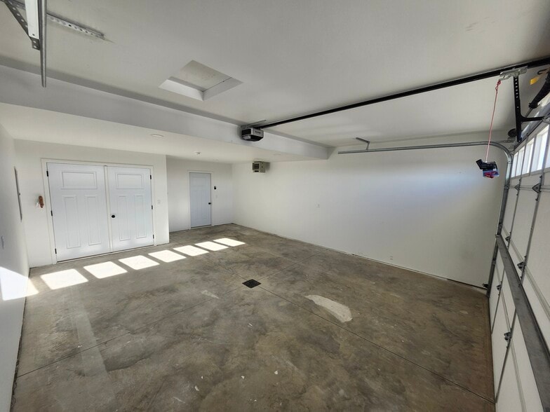 Heated two stall garage - 5310 Welder Ave