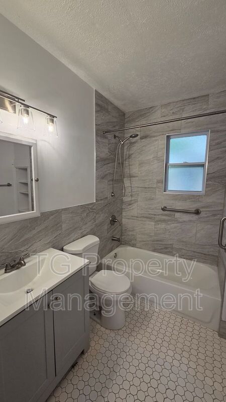 Building Photo - 1735 Brackland St