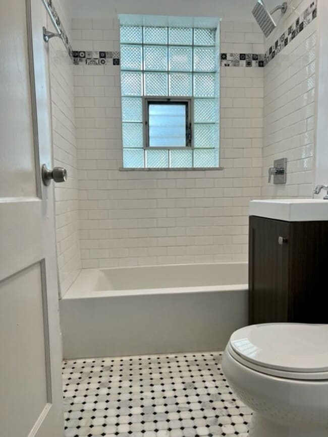 Building Photo - 1 Bedroom 1 Bath Townhome in Point Breeze