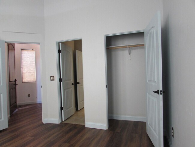 Building Photo - 2096 Two Wood Dr