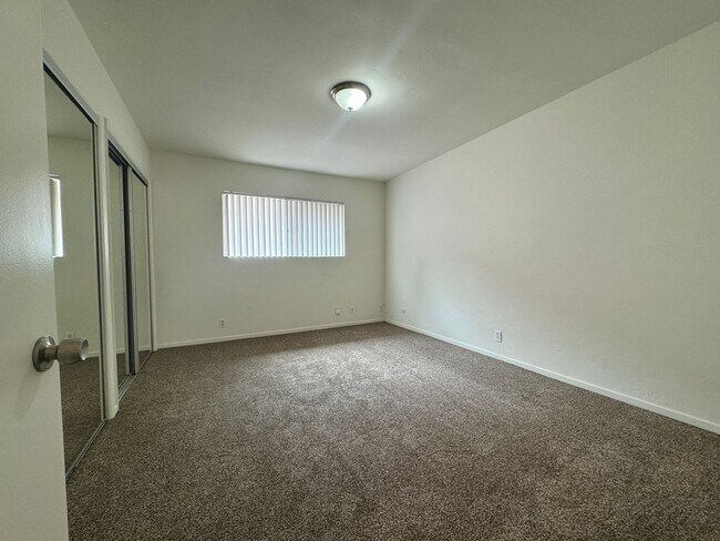 Building Photo - GREAT LOCATION! POINT LOMA 2BD/1.5BA TOWNH...