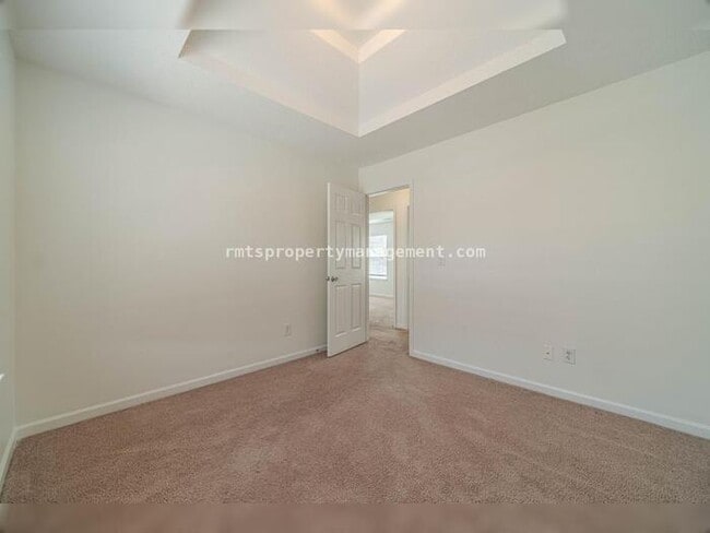 Building Photo - Spacious 4 bedroom 2.5 bath