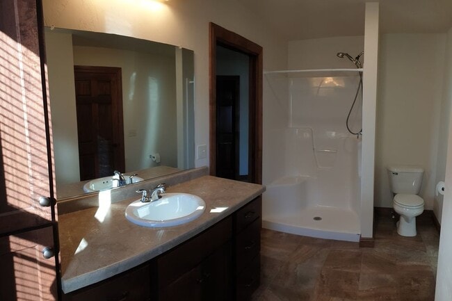 Jack and Jill Bathroom - 1728 Lily of the Valley Dr