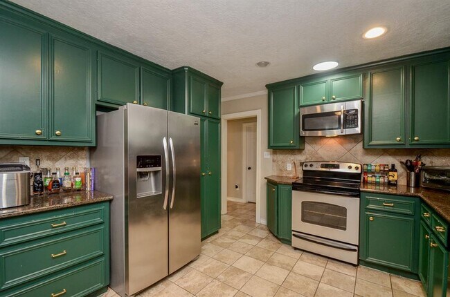 Building Photo - 4315 Fernwood Dr