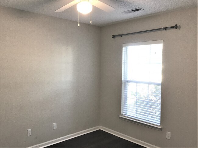 Building Photo - 5037 Thornton Dr