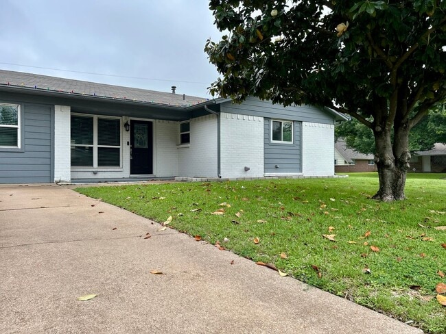 Building Photo - Located in the HEART of Burleson!