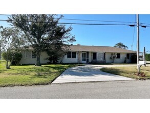 Building Photo - Spacious 4 Bedroom 2 Bath Waterfront Pool ...