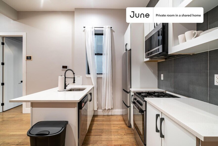 Building Photo - Room in Shared 6 bed/6.5 bath home