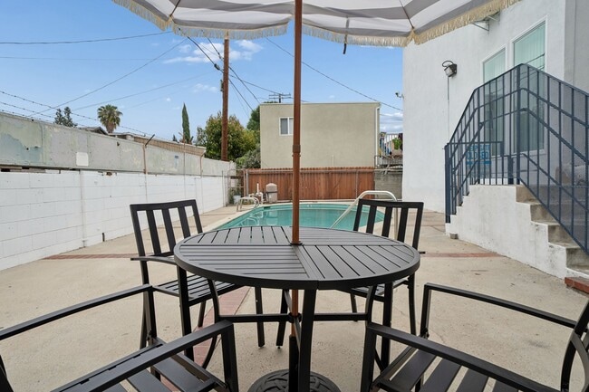 Building Photo - 2 bed 1 Bath Available Now