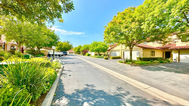 Building Photo - Stunning and Well Appointed High-End Two-S...