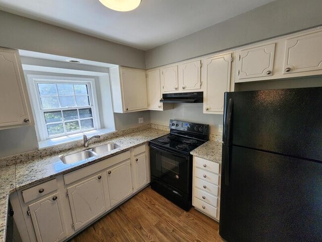 Building Photo - 67 Montre Square NW