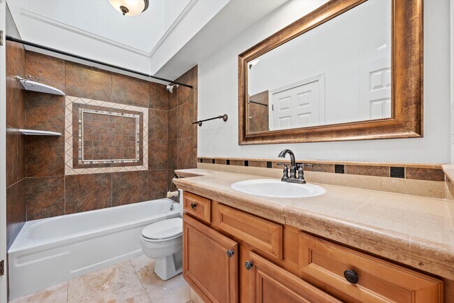Building Photo - Beautiful 2 Bed, 2 Bath Townhome | Vaulted Ceilings, Private Courtyard & Fireplace