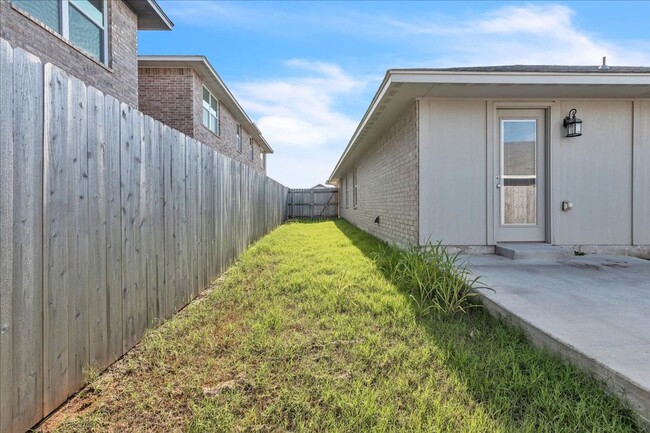 Building Photo - Nearly Brand New in Moore