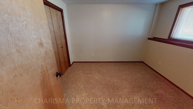 Building Photo - BEAUTIFUL & SPACIOUS 4 BD, 2 BA TOWNHOME WITH A FULLY EQUIPED KITCHEN, VAULTED CEILINGS, FIREPLAC...