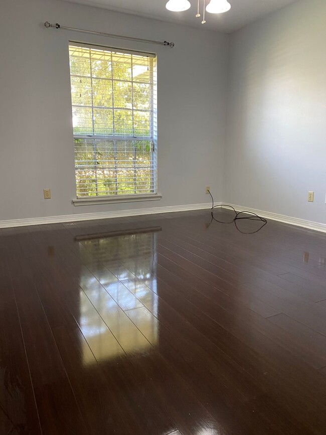 Building Photo - 601 Rock Hollow Dr