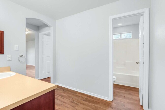 Building Photo - "Spacious 6-Bedroom Haven with 4 Full Bath...