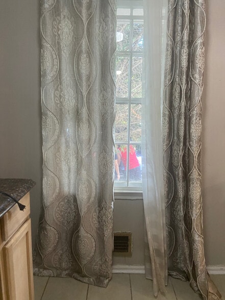 Building Photo - Room in Duplex on Valley Brook Dr