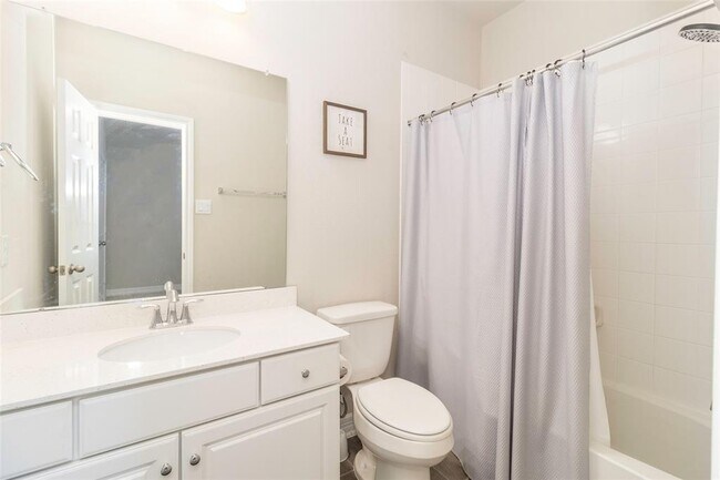 Building Photo - 3010 Flora Manor Dr