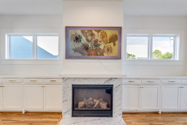 Building Photo - 709 E 13th St