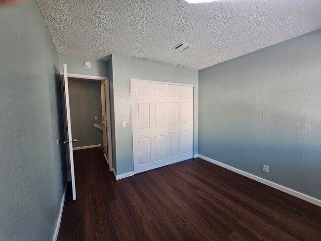 Building Photo - Sunny and Bright 2 Bedroom Townhome in Vallejo CA