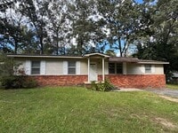 Building Photo - 2 Bedrooms- 1 Bathroom- House in Centre, AL!