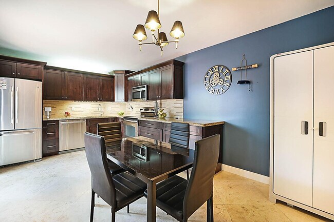 Building Photo - 2876 Waterford Dr S