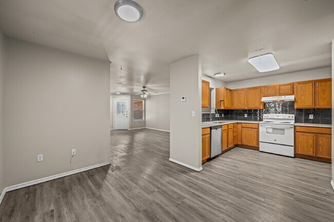 Building Photo - Spacious 3-Bed, 3-Bath Duplex – Awaits!