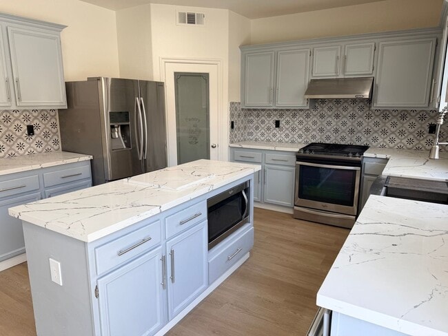 Building Photo - Amazing 5 bedroom home for rent in North Fontana