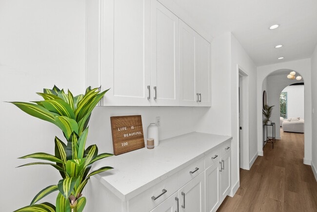 Building Photo - Traditional home | 3 bed 3 bath | Prime Pico-Robertson Area