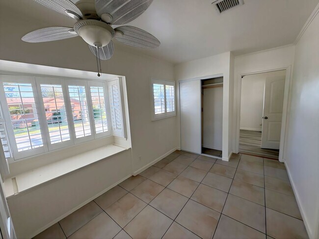 Building Photo - 587 E Arrow Hwy