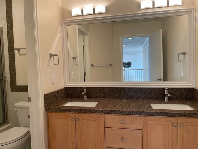 Building Photo - 6 Bedroom/3.2 Bath Home For Rent in Sandy