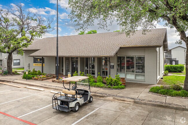 Building Photo - Woodlands of Plano